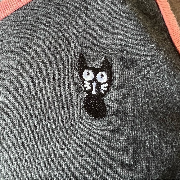 Good looking, gray and salmon, long body tank cute cat logo - Picture 4 of 4